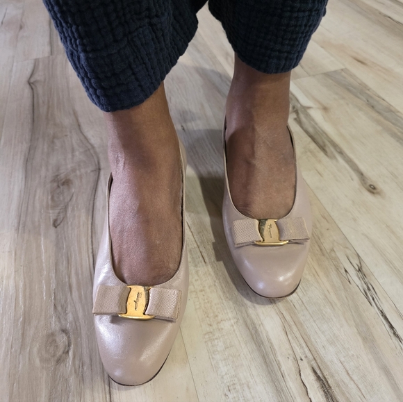 SALVATORE FERRAGAMO Vara Nuetral Leather Gold Bow Low Heels Size 9B - Picture 3 of 17